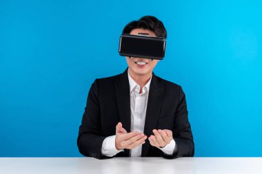 Asyalı muhabir, sanal gerçeklikteki yenilik teknolojisini analiz ederek iş dünyası haberlerini fütüristik metaevrenle özetliyor. Entrika.