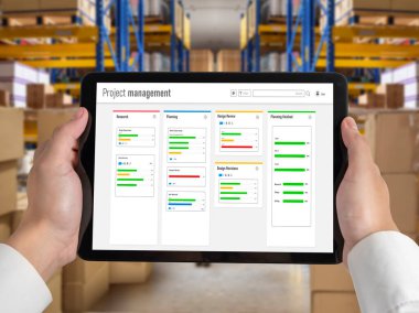 Ekip projesinin zaman çizelgesini gösteren bilgisayar ekranında, modern iş projesi yönetimi için proje planlama yazılımı