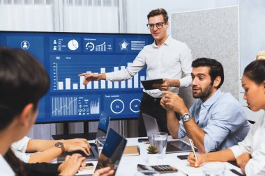 Ofiste sunum ya da analist ekibiyle toplantı odasında mali verileri analiz etmek için BI Fintech 'i kullanmak. İş adamları stratejik planlama için TV ekranında BI gösterge panelini inceliyor.