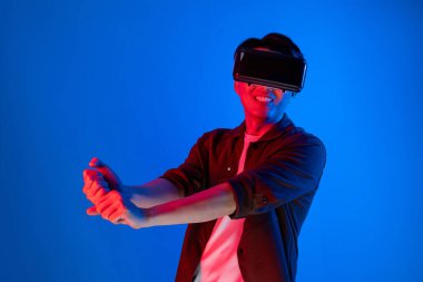 VR gözlük takan akıllı bir oyuncu golf kursu hologramı, metaevren dünyasındaki dijital fütüristik teknolojiyi birbirine bağlayan açık mavi ekranı izole etti. Entrika.