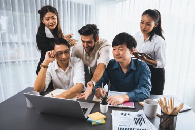 Veri analistleri ofis çalışanlarından oluşan bir ekip, mali, trend ve pazarlama verilerini analiz etmek için iş istihbaratı BI gösterge paneli üzerinde işbirliği yapmaktadır. BI yazılım kullanım sürücüsü iş başarısı. Tedbirli