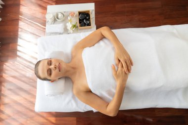 Panorama manzaralı kadın müşteri stres önleyici spa masajından zevk alıyor ve lüks otel veya oteldeki gündüz açık hava ortamında güzellik teniyle eğleniyor. Sessiz.
