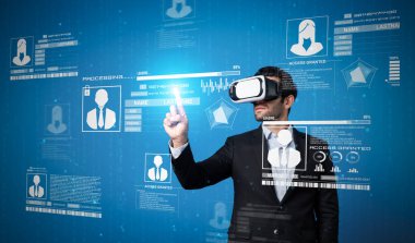 Beyaz proje yöneticisi görsel gerçeklik gözlüğü kullanarak kimlik doğrulama ya da güvenlik sistemini araştırıyor ve planlıyor. Profesyonel iş adamı kontrolü ya da özel ağ gizlilik yazılımına erişim. Sapma.