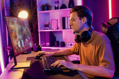 Sunucu kanalı bilgisayar ekranında muptiplayer 'larla Moba' yı oynayan ya da savaş alanında yalnız olan akıllı oyun flaması odaklı. Esport neon dijital ışık odasından canlı yayın yapıyor. Bireysel.