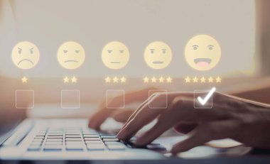 İş adamı müşteri memnuniyet değerlendirmesi verilerini analiz eder ve hizmet kalitesini artırmaya çalışır. Müşteri memnuniyeti ve sadakatini arttırmak için koz değerlendirmeleri. EIDE