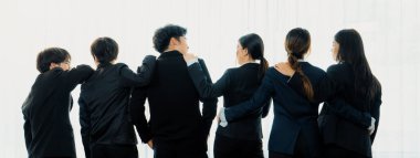 Ofis çalışanlarının panoramik afişi, arkadaşlık duruşu, başarılı takım çalışması ve iş istihdamı, İK işe alım konseptini simgeliyor. Kurnaz.