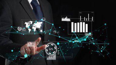 İş adamı, tahmin edilen büyük veri modellerinden gerçek zamanlı analizlere uzanan eğilimleri ve görüşleri ortaya çıkarmak için veri analizlerini derinlemesine inceleyerek, veri güdümlü kararların analitik endüstrileri nasıl ileri götürdüğünü öğrenir Faas