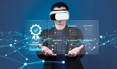 İş adamı ürün sertifikasını güvence altına alıyor ve önemli bir başarıyı simgeliyor. Ürün sertifikasını geçirerek kaliteye ve güvenilirliğe olan bağlılığını gösteriyor. FaaS