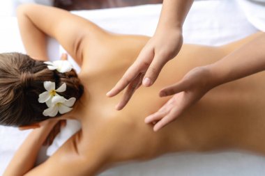 Kapalı alan kadın müşteri stres önleyici spa masajını yapmaktan zevk alıyor ve lüks otel ya da oteldeki gündüz açık hava güzellik salonunda güzellik teniyle eğleniyor. Sessiz.