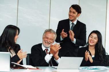 Genç Asyalı iş adamlarının ve çevirmenin de yardımıyla Beyaz Saray 'da çalışan kıdemli yönetici. Kurumsal uluslararası iş ve sekreter dili çeviri kavramı. uds