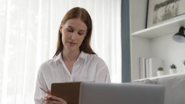 Psikiyatri ofisinde ya da terapi odasında kol koltuğunda oturan profesyonel bir kadın psikolog. Arkadaş canlısı ve ilkel ruh sağlığı danışmanı ve terapisti.