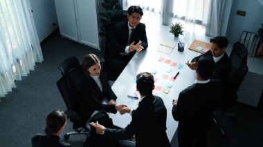 Çeşitli takımların el sıkışması ve toplantı odasında terfi edilişini kutlamak için alkış. Başarılı bir takım toplantı masasında yeni projeyi kutlamak için tokalaşıyor. Müdürlük.