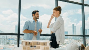 Stres mimarı mühendis takımı ev modeli inşaatı hakkında konuşuyor. Başarılı iç tasarım beyin fırtınası, paylaşım, mimari tasarım. Yaratıcı tasarım. İzleme