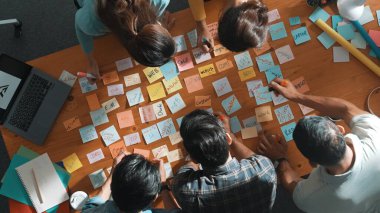 Yöneticinin yapışkan notlarla ilgili fikre bakması ve web tasarımı hakkındaki fikri açıklaması. Renk paletli tablete bakarken yetenekli pazarlama ekibi ya da programcı beyin fırtınası fikri. Sempozyum.