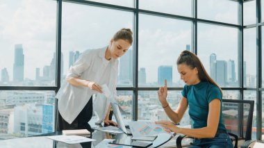 Yönetici müdürü dikkatle dinlerken akıllı iş kadını projeye başlıyor. Profesyonel iş ekibi birlikte çalışıyor, iş fikrini paylaşıyor, tartışıyor, düşünüyor. İzleme