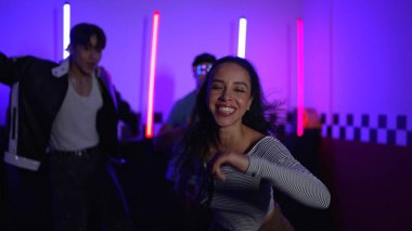 Kameranın önünde dans eden yetenekli break dansçı farklı arkadaşları pop ya da hip hop müziği dinlemek için arkada dans ediyor. Çekici performans ekibi kameraya doğru hareketli hareketler sergiliyor. Mutluluk.