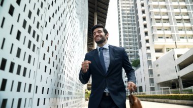 Şehir caddesinde yürürken neşeyle dans eden yetenekli bir iş adamı. Proje müdürü iyi haberler aldı, terfi aldı, başarılı bir iş buldu, aynı zamanda coşkuyu dile getirdi. Sevinçli..