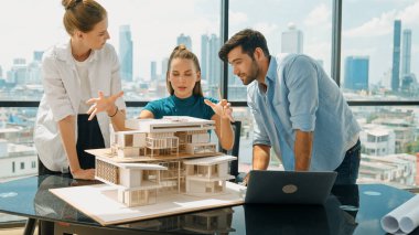 Dizüstü bilgisayar kullanırken mühendis ekibiyle usta mimar tartışmalarının portresi. Bir grup iş adamı beyin fırtınası ve bina inşaatı yapıyor. İnşaat mühendisliği, birlikte çalışıyoruz. İzleme