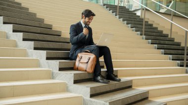 Başarılı bir fikri kutlamak için dizüstü bilgisayar kullanan zeki bir iş adamı. Proje yöneticisi bir iş bulur, iyi haberleri dizüstü bilgisayarla öğrenir. Çantayla takım elbise giyen yakışıklı beyaz bir yatırımcı. Sevinçli..