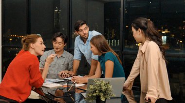 Ofiste yeni bir iş kurma projesi hakkında yetenekli bir takım tartışması. Bir grup iş adamı gece ofisinde gökdelenle konuşuyor, anlatıyor, paylaşıyor, pazarlama fikrini tartışıyor. İzleme