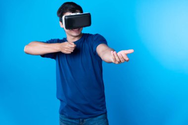 VR takan akıllı oyuncu metaevren dünyasına dönüyor, silah avcılığı oynuyor, mavi arka planda zafer hayvan avcılığı yapan fütüristik teknoloji hologramına bağlanıyor, sanal gerçeklik. Entrika.