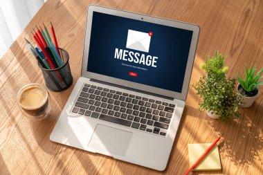 Bilgisayar ekranında rahatça görünen e-posta bildirim iletisi. Dijital pazarlama iletisi bilgi metni iş dünyasından müşteriye