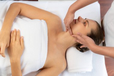 Panorama 'da kadınların stres önleyici kafa masajından ve lüks tatil beldesi veya otel spa salonundaki modern ışık ortamında yüz güzelliği eğlencelerini şımartmaktan hoşlandığı bir manzara var. Sessiz.