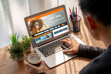Model arama ve seyahat planlama için internet sitesi uçuş, otel ve tur rezervasyonları için anlaşma ve paket sunuyor