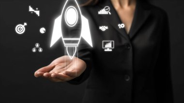 Roket, strateji, analiz, takım çalışması ve başarı simgeleriyle çevrili iş büyümesini ve girişimi başlatmasını temsil ediyor. EIDE