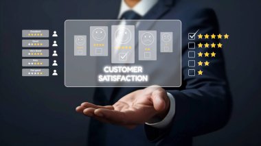 İş adamı müşteri memnuniyet değerlendirmesi verilerini analiz eder ve hizmet kalitesini artırmaya çalışır. Müşteri memnuniyeti ve sadakatini arttırmak için koz değerlendirmeleri. EIDE