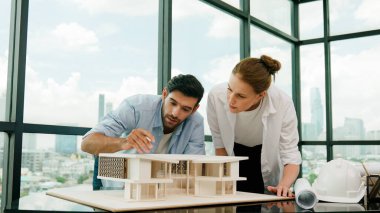 Kooperatif mimar mühendis ekibi kalem kullanarak ev modelini ölçmek için birlikte çalışıyor. Başarılı bir Kafkas iç mimari tasarım ekibi mimari model yapısını inceliyor. Tasarım. İzleme