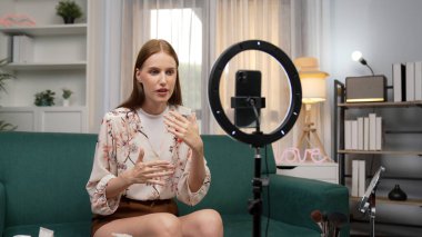 Kadın Etkilenen Vlog video görüntülerini canlı yayınlıyor Makyaj primi sosyal medya veya blog. Kozmetik stüdyosu ışıklandırmalı mutlu genç kız çevrimiçi pazarlama oturumu yayını için..