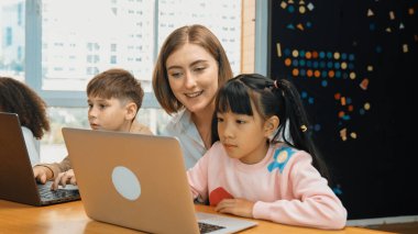 Afrikalı kız, STEM teknoloji dersinde çeşitli arkadaşlarıyla bilgisayar oyunu oynuyor. Mühendislik kodları ve bulanık geçmişi olan programlama sistemi üzerine çok kültürlü bir öğrenci çalışması. Etkinlik.