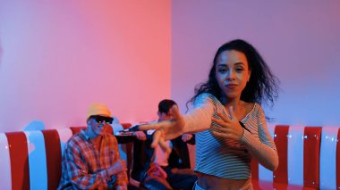 İspanyol dansçı çeşitli arkadaşlar birlikte dans ederken hareket eder. Mutlu profesyonel hipster el sıkışırken aynı zamanda çok kültürlü bir grubu destekliyor ve cesaretlendiriyor. Mutluluk.