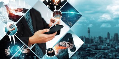 İletişim teknolojisi, akıllı bağlantı IOT ve insan ağ teknolojisi kavramı. Güvenli internet ağına ve bulut hesaplama sunucularına bağlanmak için bağlantı aygıtı kullanan insanlar