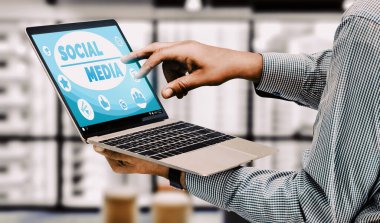Sosyal medya ve gençlerin ağ konsepti. Dijital sektörde müşteri etkileşimini sağlamak için çevrimiçi sosyal bağlantı ağını ve medya kanallarını gösteren modern grafik arayüzü. uds