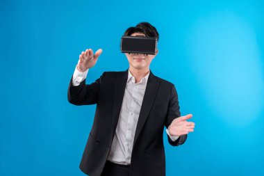 Kapsamlı bir sanal gerçeklik arayışı içindeki Asyalı işadamı, yenilik teknolojisi sanal gerçeklik mavi kopyalama uzayı ile iş dünyası raporunu fütüristik metaevrene bağlamaya çalışıyor. Entrika.