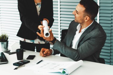 İş adamı yöneticisi, modern işyerinde çalışan iş kadınlarıyla görüşürken işleri kontrol ediyor. Kurumsal iş adamları konsepti. uds