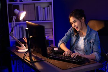 Genç ve güzel Asyalı yaratıcı kadın telefon masasından müşteriyi ya da iş arkadaşını arayıp yaratıcının geceleri neon ofisteki pazar analizini ararken yüksek kâr ettiğini anlatıyor. Taktik.