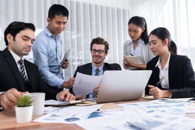 Ofis masasındaki finansal veri raporlarını analiz eden çeşitli bir grup iş analisti. Stratejik pazarlama planlaması için iş zekası analizi çizelgesi ve grafiği.