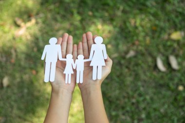 Elinde tutulan kağıt aile ikonunun arka planı, modern ailenin çevre dostu yaşam tarzına olan bağlılığı ve çocuklarına sürdürülebilir yaşam tarzını sembolize ediyor. Döngü