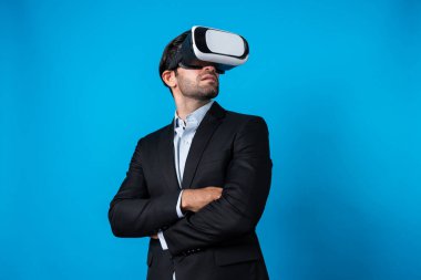 Akıllı iş adamı kollarını kavuşturup beyaz arka planda kollarını kavuşturmuş duruyor. Finansal grafiğe bakan profesyonel yönetici, metaevrene girmek için teknolojik yenilikleri kullanıyor. Sapma.