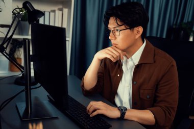 Gündüzleri bilgisayara odaklanan akıllı iş adamı, gece geç saatlerde ofiste iş planı raporu hazırlıyor, yeni başlayan şirket projesiyle pazar planlaması araçları üzerinde çalışıyor. İnfobahn.