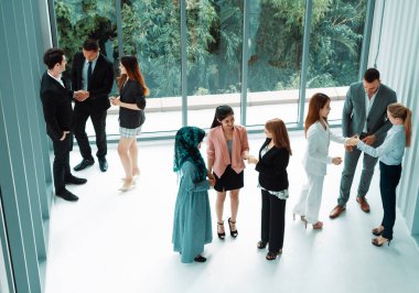 Birçok iş adamı şehirdeki iş konferansı için modern ofis binasında toplanıyor. İş adamları ve iş kadınları iletişimi ve insan kaynakları kavramı. uds