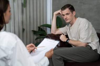 Stresli ve depresif bir hasta zihinsel hastalığı ve depresyonu olan psikiyatristten terapi sırasında yardım istiyor. Akıl sağlığı ve tıbbi bakım konsepti. Açılıyor