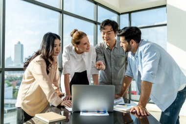 Asyalı proje yöneticisi, profesyonel iş adamları iş toplantısında pazarlama fikrini araştırırken dizüstü bilgisayarda gösterilen veri analizini kullanır. Birlikte çalışmak, fikir paylaşmak, planlama stratejisi. İzleme.