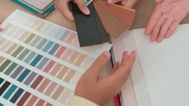 İç mekan tasarımı için tekstil malzemesi ve renk paletini sunan el yapımı mimar ve iç mimar müşteri denetimi ve denetimine dayalı iç mimar. Değiştirilmiş