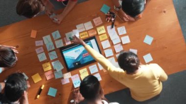 Tablet kablo prototipine bakarken, web tasarımı hakkında beyin fırtınası yapan ve planlayan programcıların tepeden tırnağa görüntüsü. Yetenekli müteahhit takımının dijital uygulamadan bahseden hava görüşü. Sempozyum.