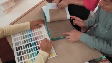 İç mekan tasarımı için tekstil malzemesi ve renk paletini sunan el yapımı mimar ve iç mimar müşteri denetimi ve denetimine dayalı iç mimar. Değiştirilmiş