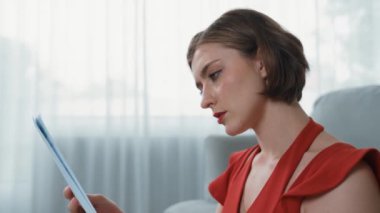 Stresli genç bayanın kredi kartı borçlarıyla ilgili mali sorunları var. Kötü kişisel para ve mortgage ödeme yönetimi krizinden korunmak için. Kadınlar aşırı harcama yüzünden finansal iflastan endişe ediyorlar.